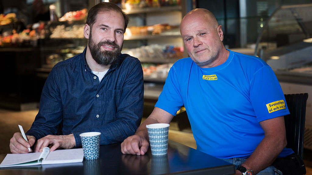 Chefredaktören Fredrik Karlsson möter Håkan Svanström över en kopp te och en äggmacka i en intervju om ramp­ljusets betydelse. Foto: Jesper Mott