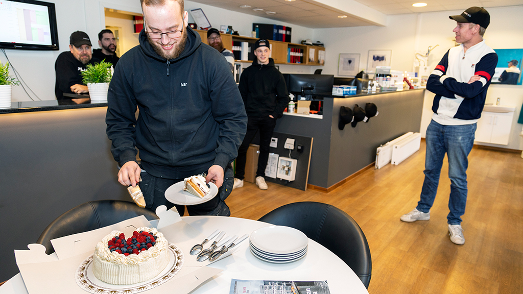 Det blev en festlig avslutning på lunchrasten hos Fålhagens Tuna Rör. Jonas Sundqvist, Andreas Sundqvist, Kari Laihanen, Johan Larsson, Emil Jansson och Jonathan Pettersson tog för sig av gräddtårtan VVS-Forum hade med. Foto: David Lagerlöf