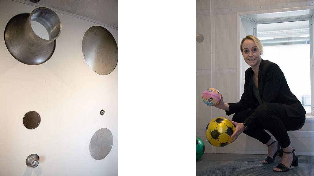 Dysor av olika dimensioner finns i kammaren för luftflöde och tidigare fotbollsspelaren Sofia Rask visar bollarna från dysväggen. Foto: Marie Granmar