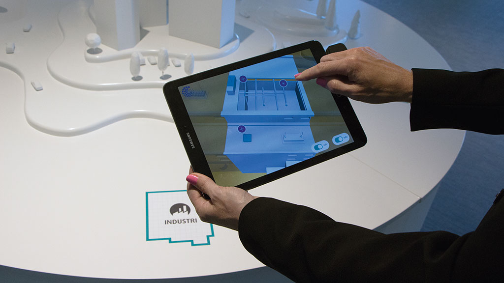 En app i en läsplatta förstärker verkligheten i stadsmodellen. Foto: Marie Granmar