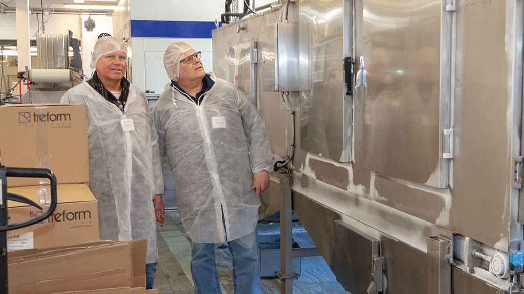 Johan Lundberg och Hans-Olov Larsson vid Delicatos frystunnel. Foto: Jan Fredriksson