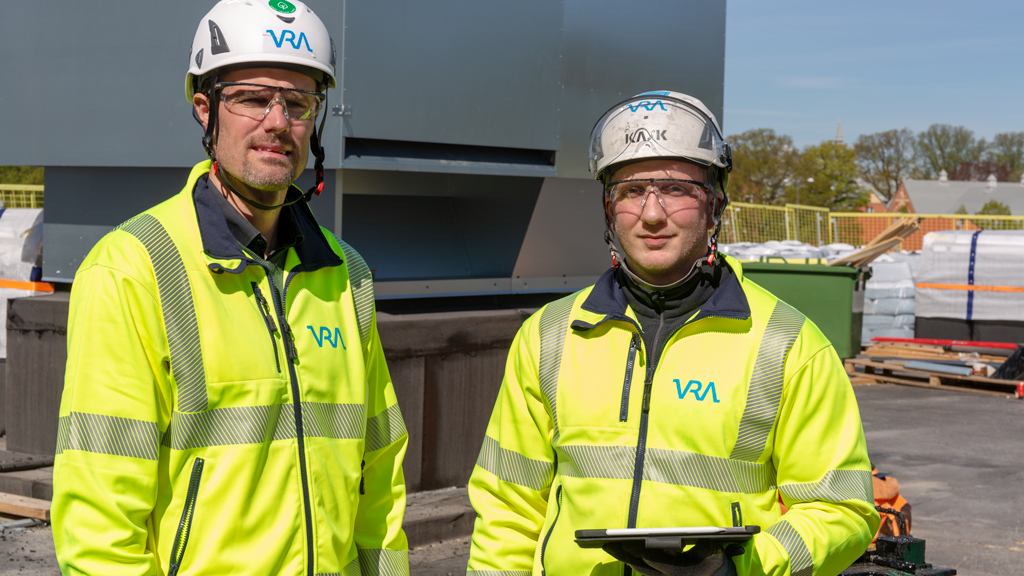 Andreas Udd och Andreas Söderqvist vid en av de stora ventilationshuvarna. Foto: Jan Fredriksson