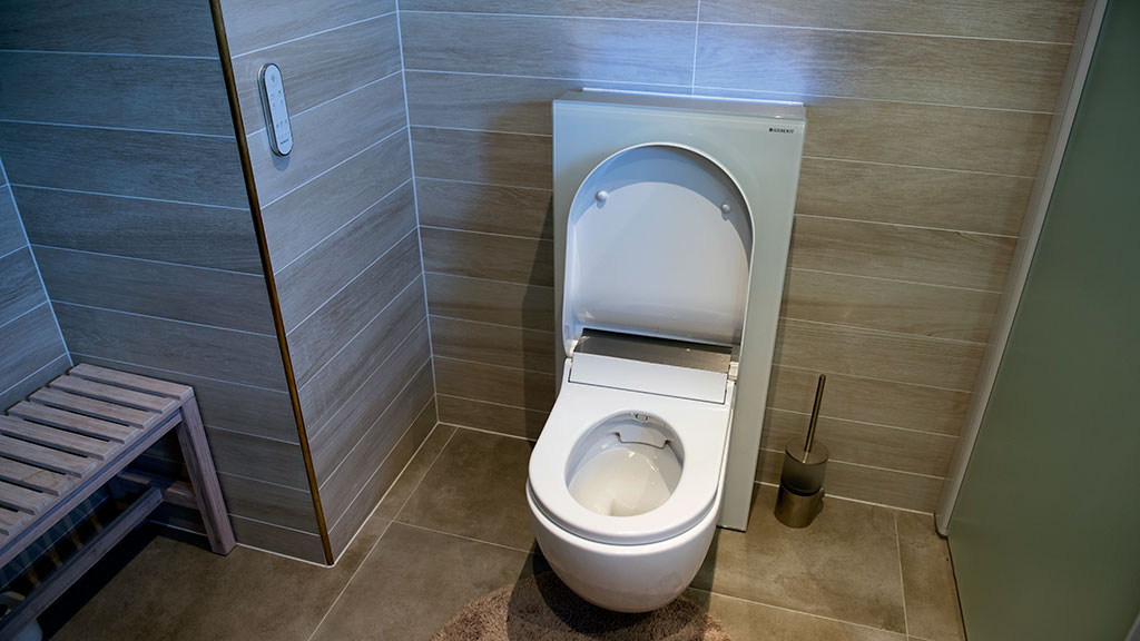 Toaletten med inbyggd bidé går även att spola på vanligt vis. Foto: Cecilia Larsson Lantz