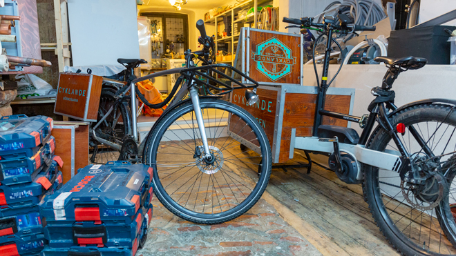 På kontoret i Gamla Stan trängs cyklarna med VVS-delar och verktyg. Foto: Jan Fredriksson